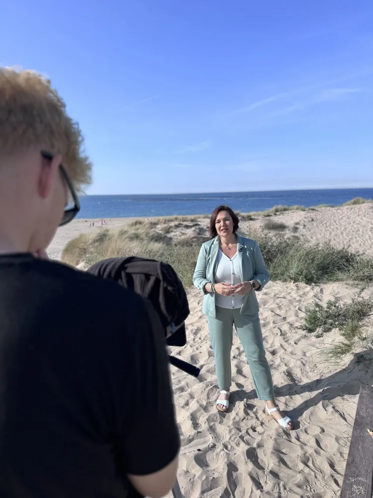 Dreh in den Dünen – Kamera-Setup bei Sonnenuntergang