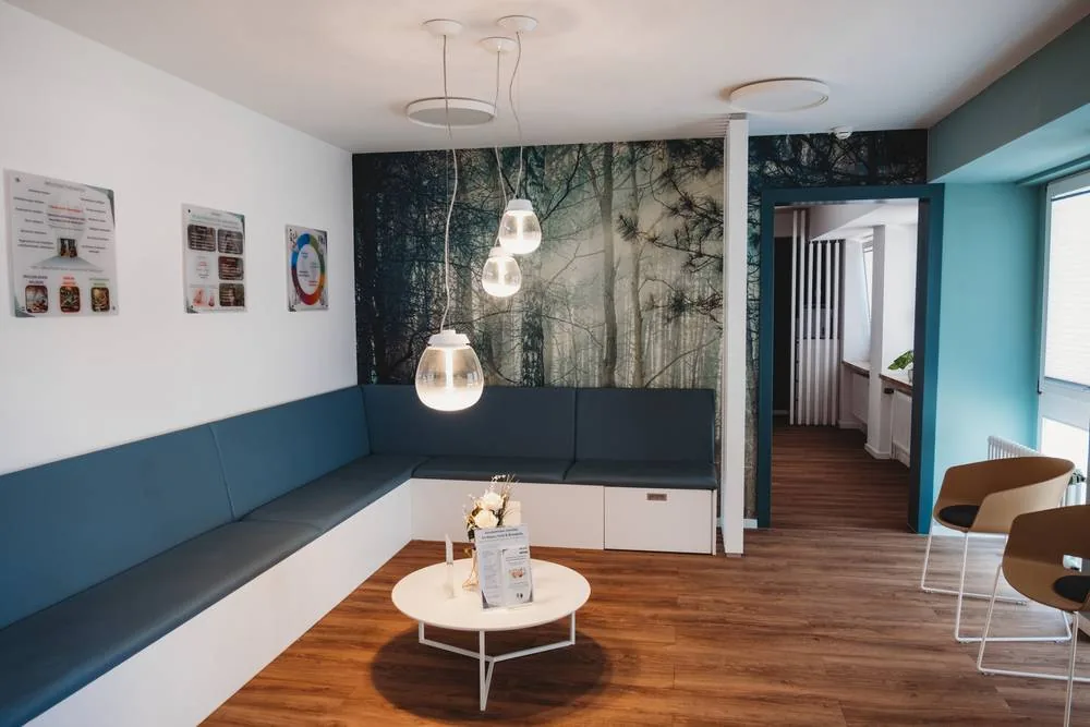 Praxis – Wartezimmer mit Waldmotiv