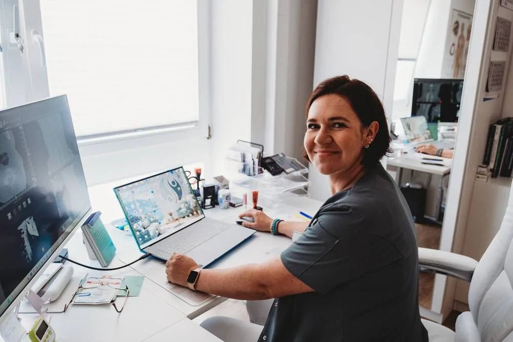 Dr. Reiche-Dünnebacke am Arbeitsplatz